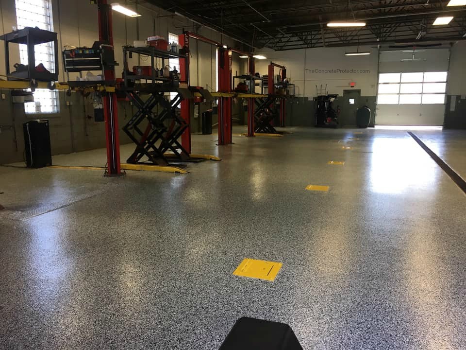 Piso epóxi flocado para oficina mecânica e área automotiva