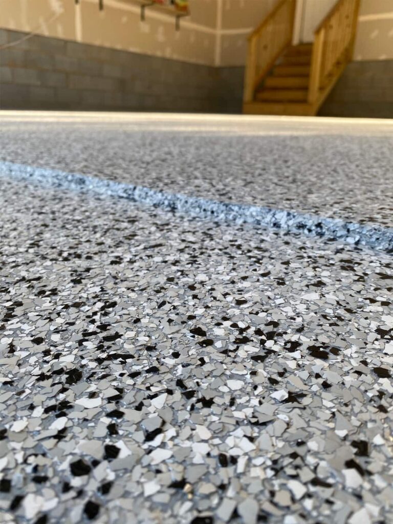 Detalhe de piso epóxi flocado com acabamento antiderrapante
