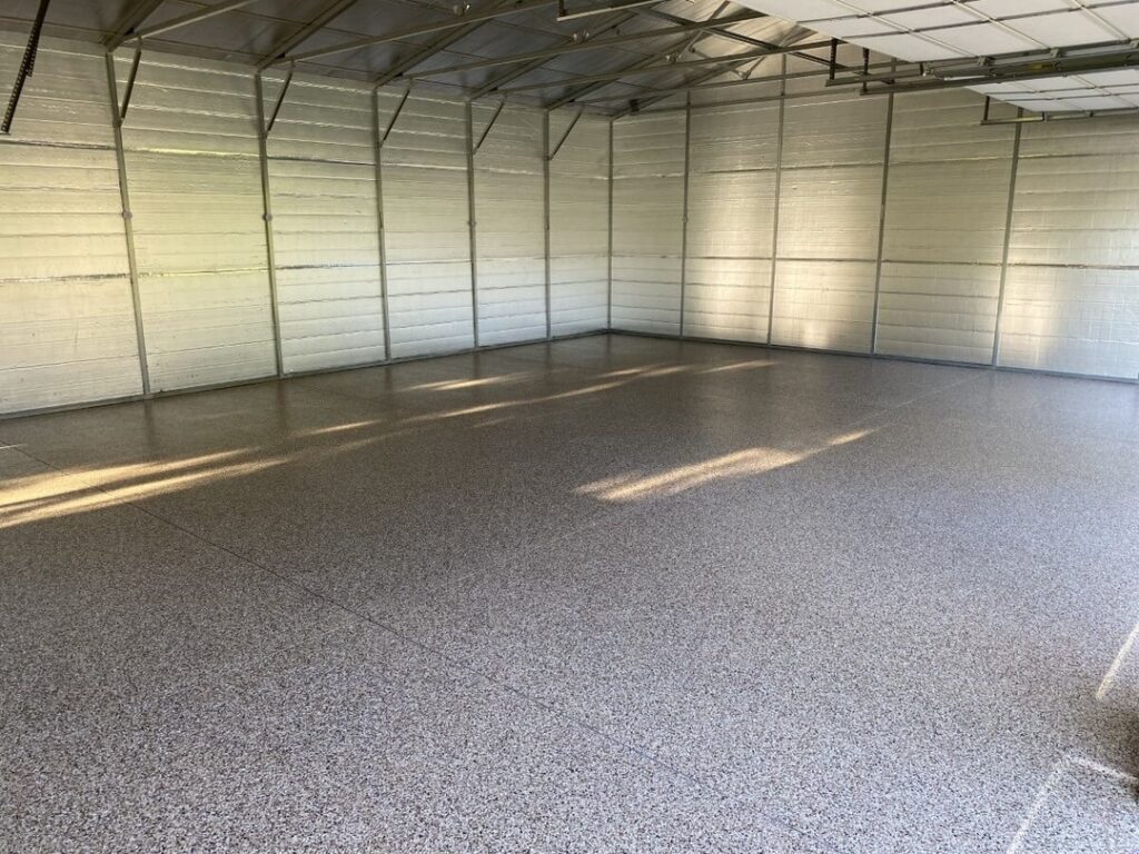Piso epóxi flocado em galpão metálico industrial
