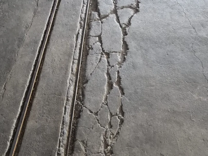Piso de concreto rachado e desgastado.