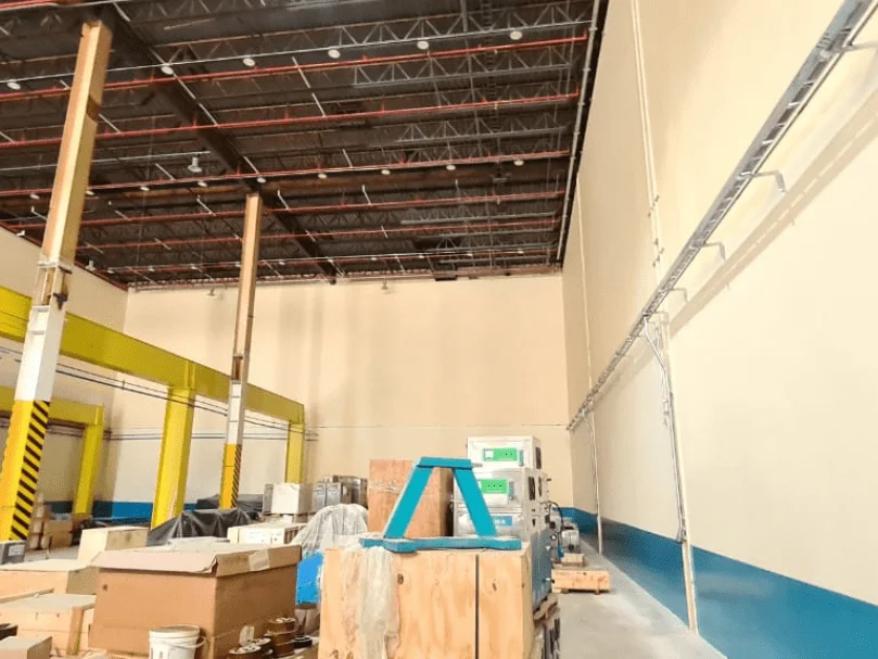 Armazém vazio com materiais empilhados.
