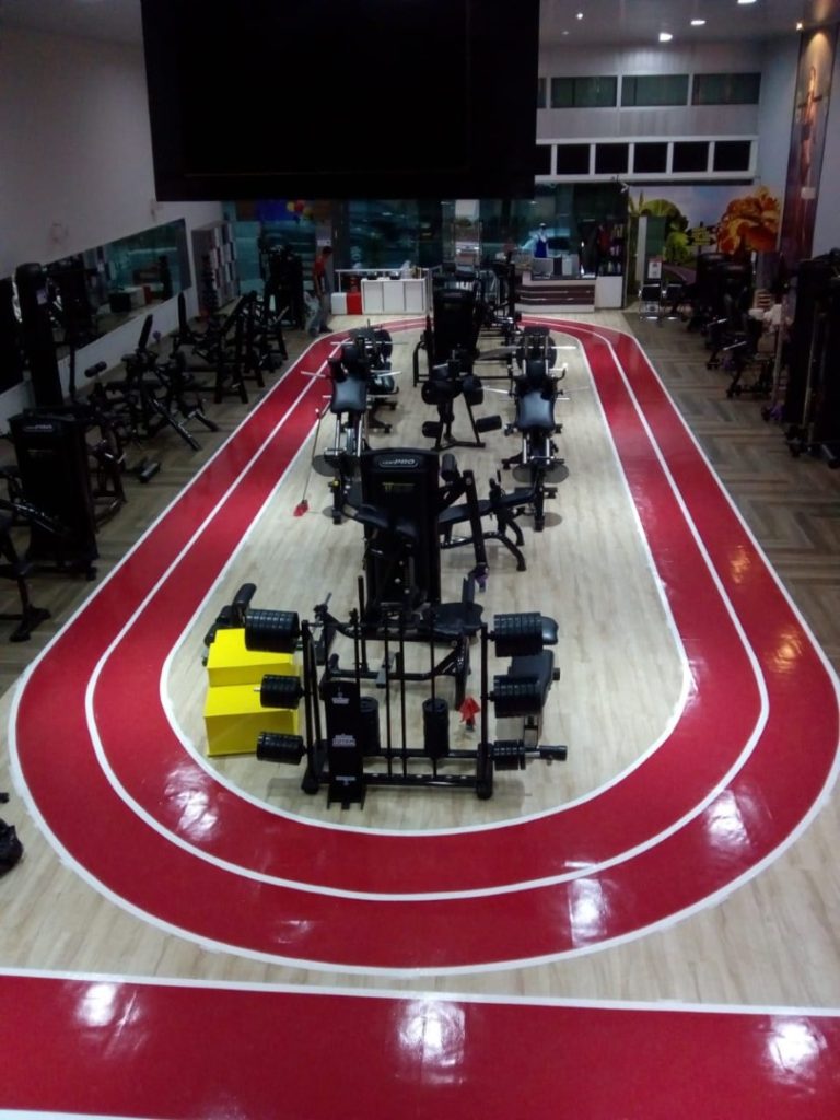 Pista de treino em resina colorida com marcação esportiva, desenvolvida para academias de alto padrão. Excelente aderência, durabilidade e impacto visual diferenciado.