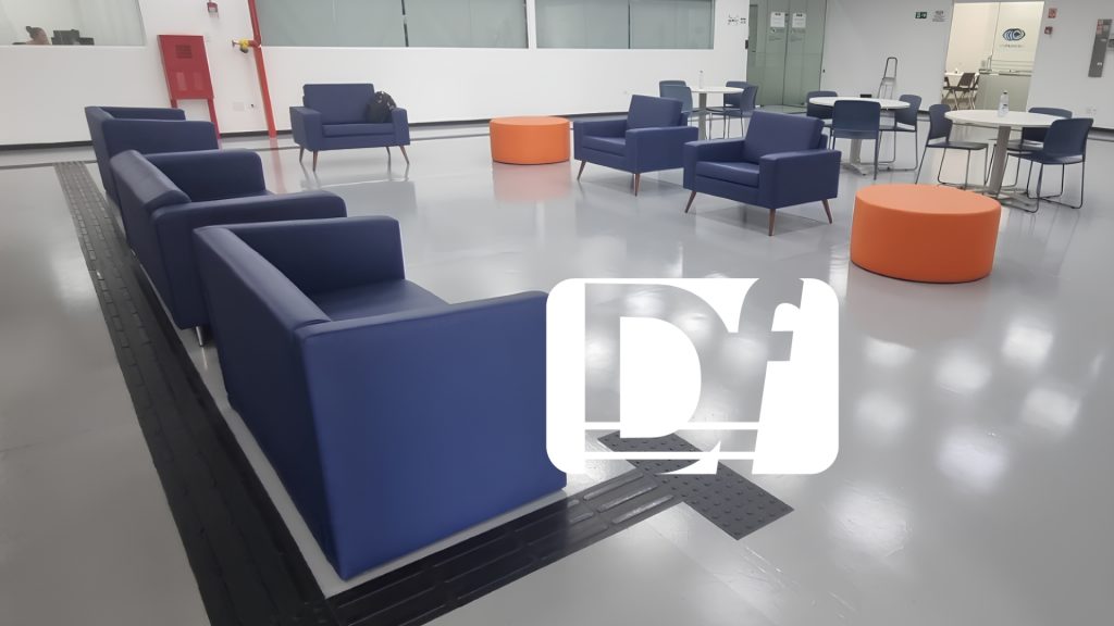 Espaço moderno com sofás azuis.