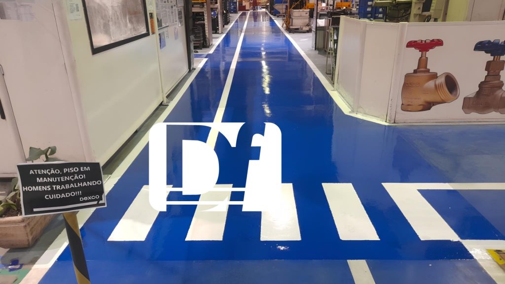 Piso azul com sinalização de segurança